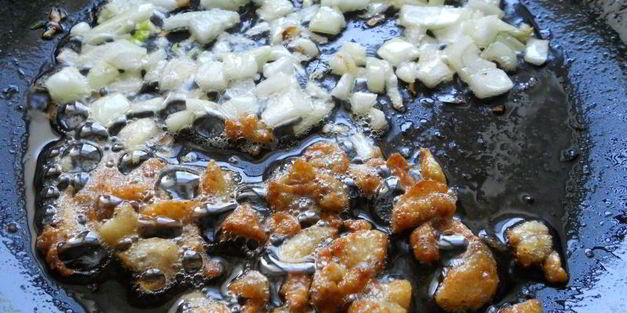 крем-суп морковно-картофельный со шкварками из утиного жира