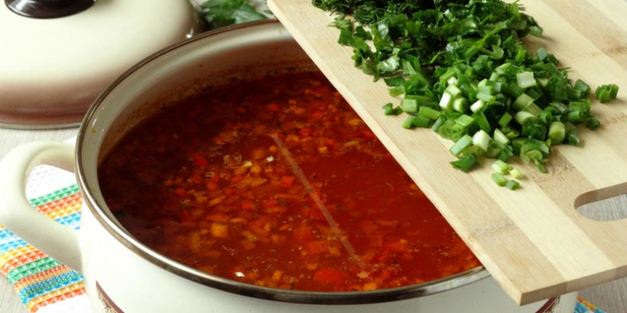 острый суп с рисом и томатной пастой