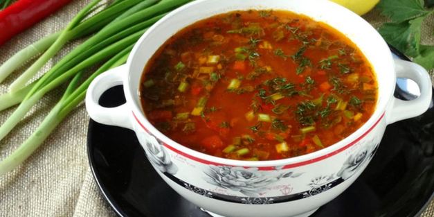 острый суп с рисом и томатной пастой