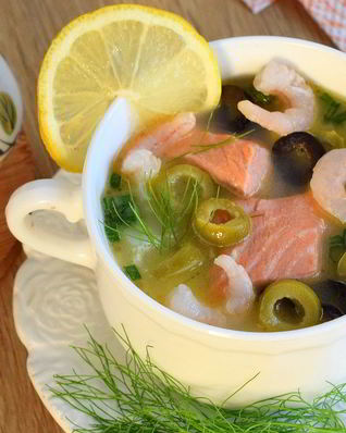 Сливочный суп с лососем и креветками