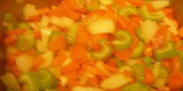 нежный крем-суп из каштанов с красным вином и пюре из сельдерея