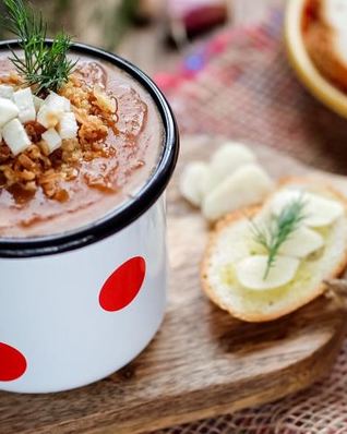 Овощной суп-пюре с луковыми чипсами и адыгейским сыром