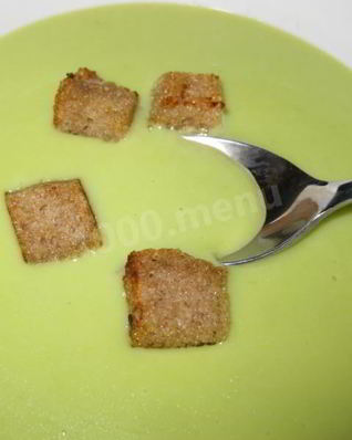 Простой суп пюре из зеленого горошка с желтками