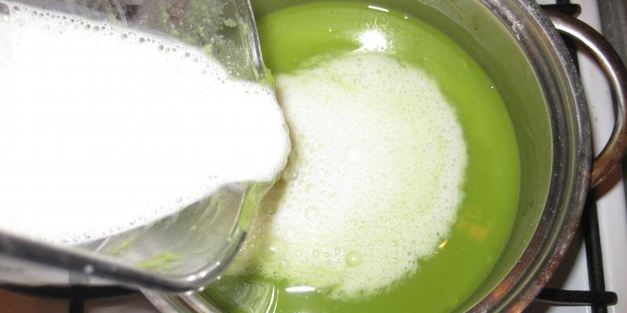 простой суп пюре из зеленого горошка с желтками