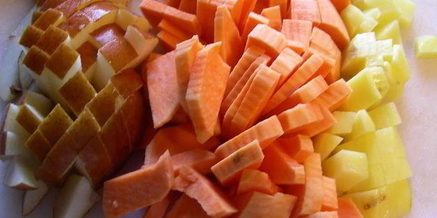 пряный морковный суп-пюре с бататом, грибами и грушей