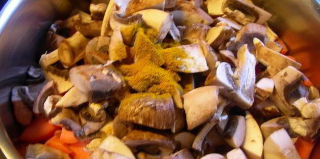 пряный морковный суп-пюре с бататом, грибами и грушей