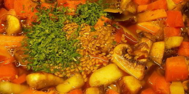 пряный морковный суп-пюре с бататом, грибами и грушей