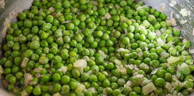 суп-пюре из горошка с запеченной курицей