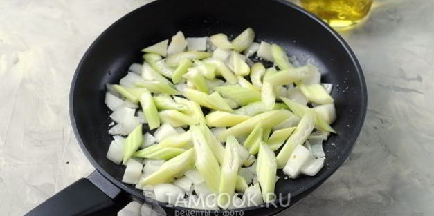 суп-пюре из кабачков с грибами и сельдереем