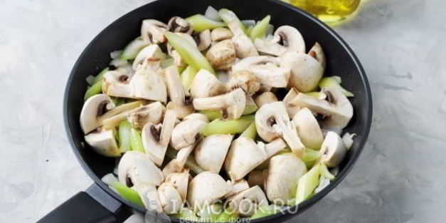 суп-пюре из кабачков с грибами и сельдереем