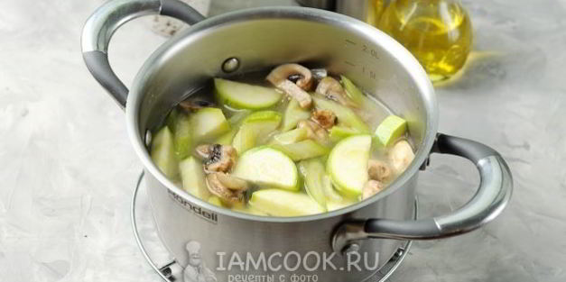 суп-пюре из кабачков с грибами и сельдереем