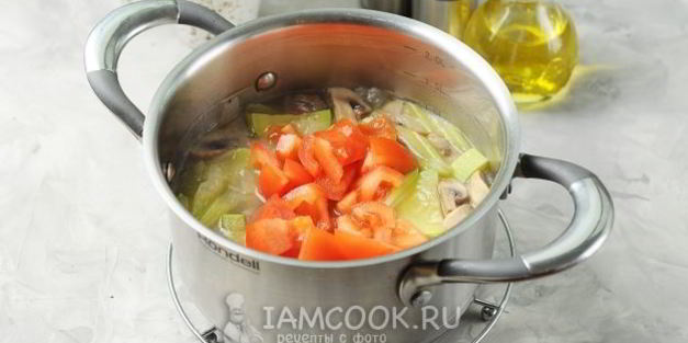 суп-пюре из кабачков с грибами и сельдереем