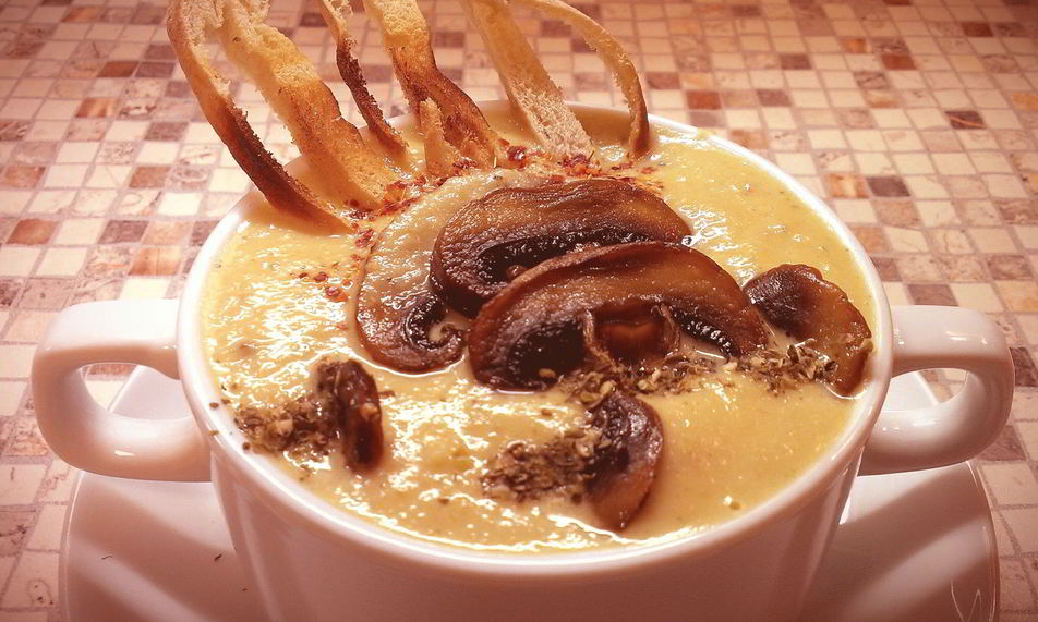 Рецепт суп-пюре из кольраби с гренками и гарниром из жареных грибов