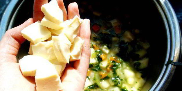 суп-пюре из петрушки с сыром бри