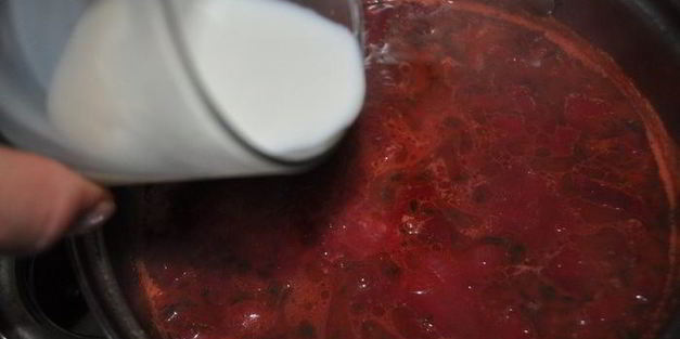 суп-пюре из свеклы с апельсином и замороженным йогуртом