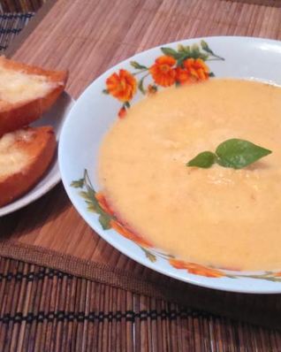 Суп-пюре из цветной капусты с чесночно-сырными гренками