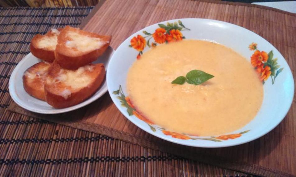 Рецепт суп-пюре из цветной капусты с чесночно-сырными гренками