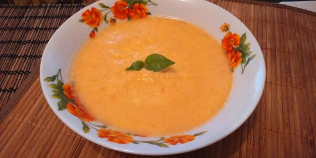 суп-пюре из цветной капусты с чесночно-сырными гренками