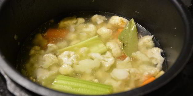 суп-пюре из цветной капусты с нутом