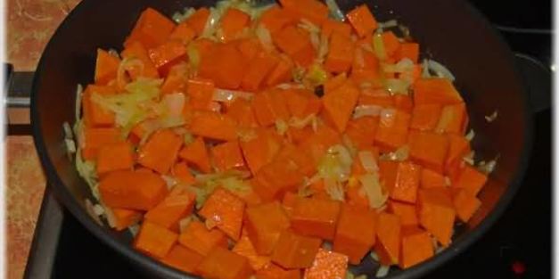 суп-пюре из тыквы с курицей и зеленым горошком