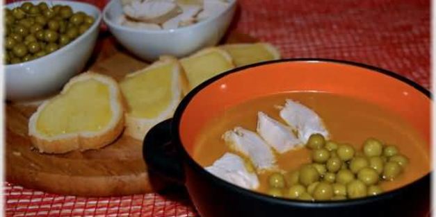 суп-пюре из тыквы с курицей и зеленым горошком