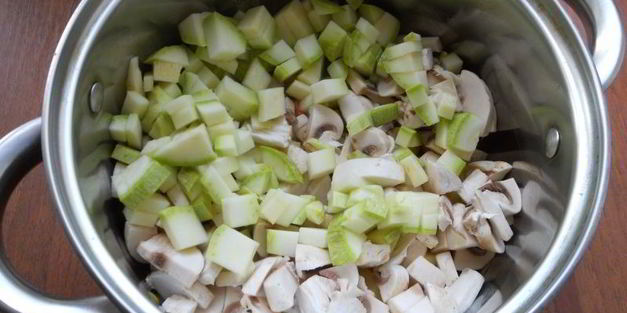 суп-пюре с кабачками, шампиньонами и плавленым сыром