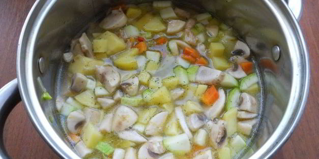 суп-пюре с кабачками, шампиньонами и плавленым сыром