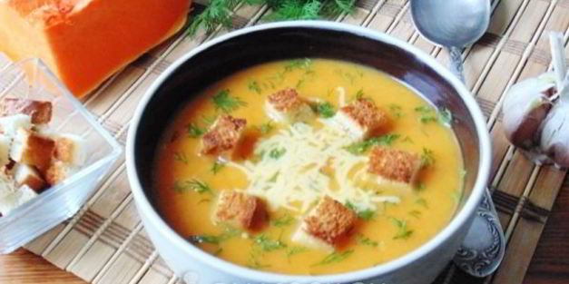 суп-пюре с тыквой и сухариками