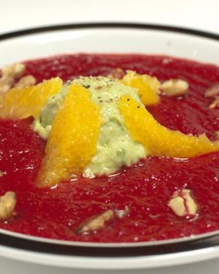 Свекольный суп-пюре с мороженым из авокадо