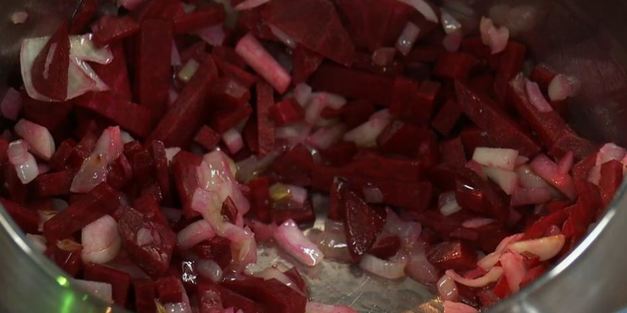 свекольный суп-пюре с мороженым из авокадо