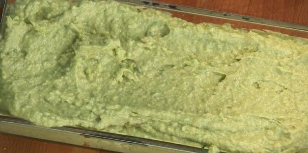 свекольный суп-пюре с мороженым из авокадо