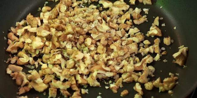 свекольный суп-пюре с мороженым из авокадо