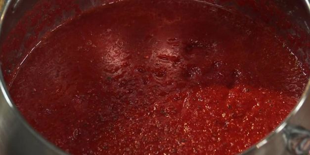 свекольный суп-пюре с мороженым из авокадо