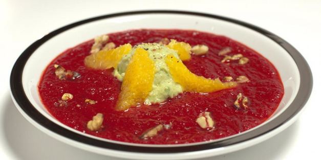 свекольный суп-пюре с мороженым из авокадо