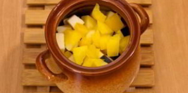 суп с бараниной и овощами в горшочке