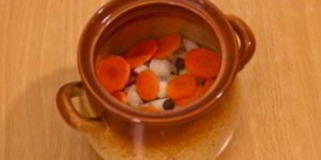 суп с бараниной и овощами в горшочке