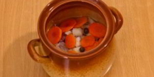 суп с бараниной и овощами в горшочке