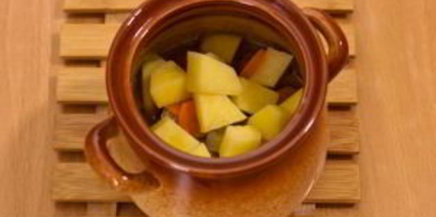 суп с бараниной и овощами в горшочке