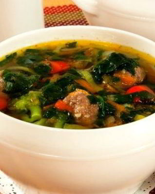 Суп с фрикадельками и шпинатом