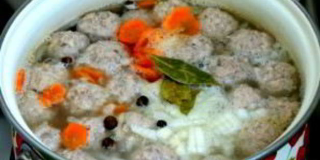 суп с фрикадельками и шпинатом