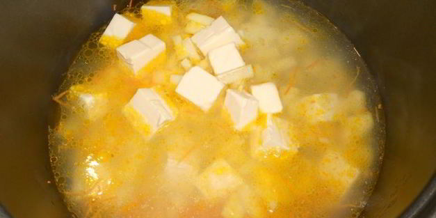 суп с курицей и плавленным сыром в мультиварке