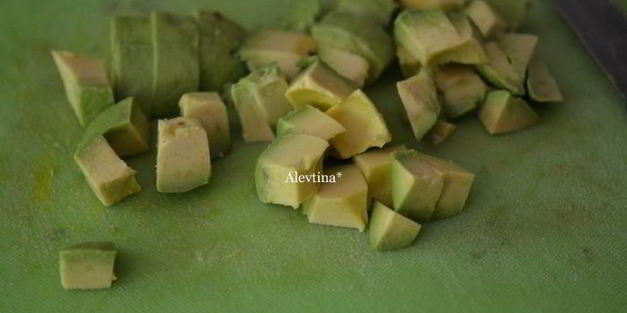 суп с луком-пореем и авокадо