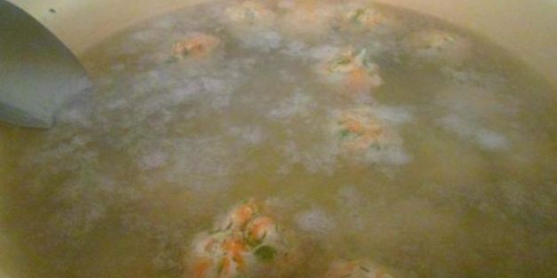 суп с молодой капустой и куриными тефтельками