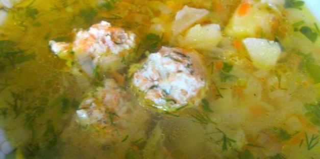 суп с молодой капустой и куриными тефтельками