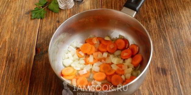 суп со стеблевым сельдереем и сушеными грибами