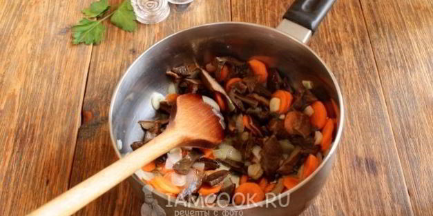 суп со стеблевым сельдереем и сушеными грибами