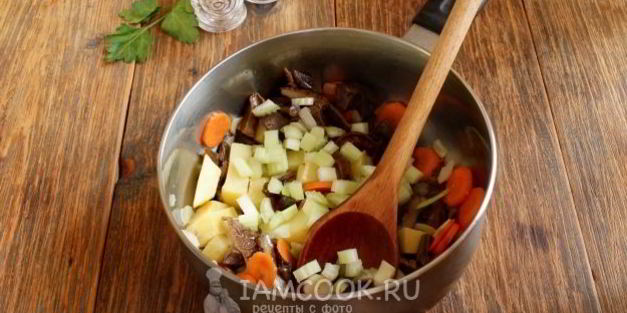 суп со стеблевым сельдереем и сушеными грибами