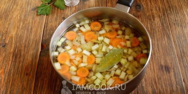 суп со стеблевым сельдереем и сушеными грибами