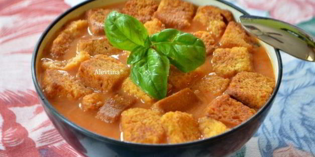 томатный суп с крутонами