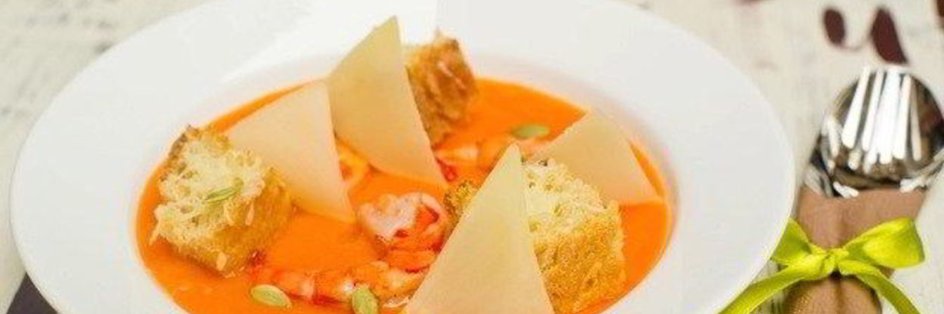 Тыквенный суп с тигровыми креветками, пармезаном и тыквенными семечками